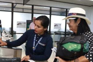 requisitos para viajar, Migración Colombia, Migración Colombia revisando documentación de viajera, Más Colombia