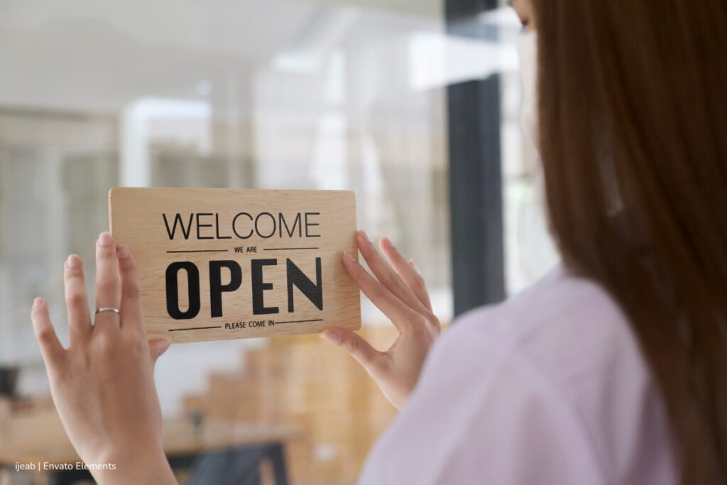 Aún puede postularse al apoyo económico para comerciantes de Bogotá: inscripciones abiertas hasta el 15 de noviembre 2 apoyo económico para comerciantes, Mujer abriendo nuevamente su negocio, Más Colombia