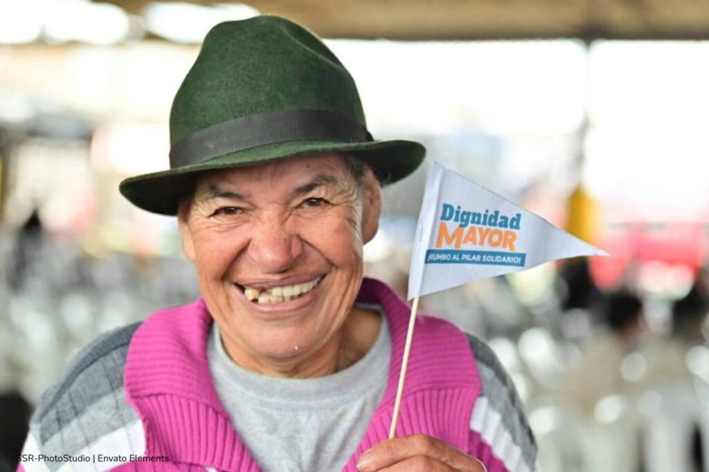 Anuncian aumentos en las transferencias monetarias de Colombia Mayor: beneficiarios recibirán $230.000 desde octubre 4 Colombia Mayor, transferencias monetarias, Mujer adulta que recibe transferencias monetarias, Más Colombia