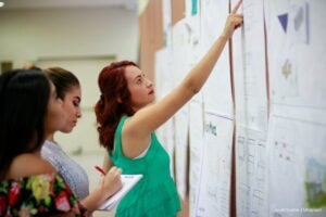 traslados docentes, magisterio, Mujer aplicando al traslado de docentes del magisterio, Más Colombia