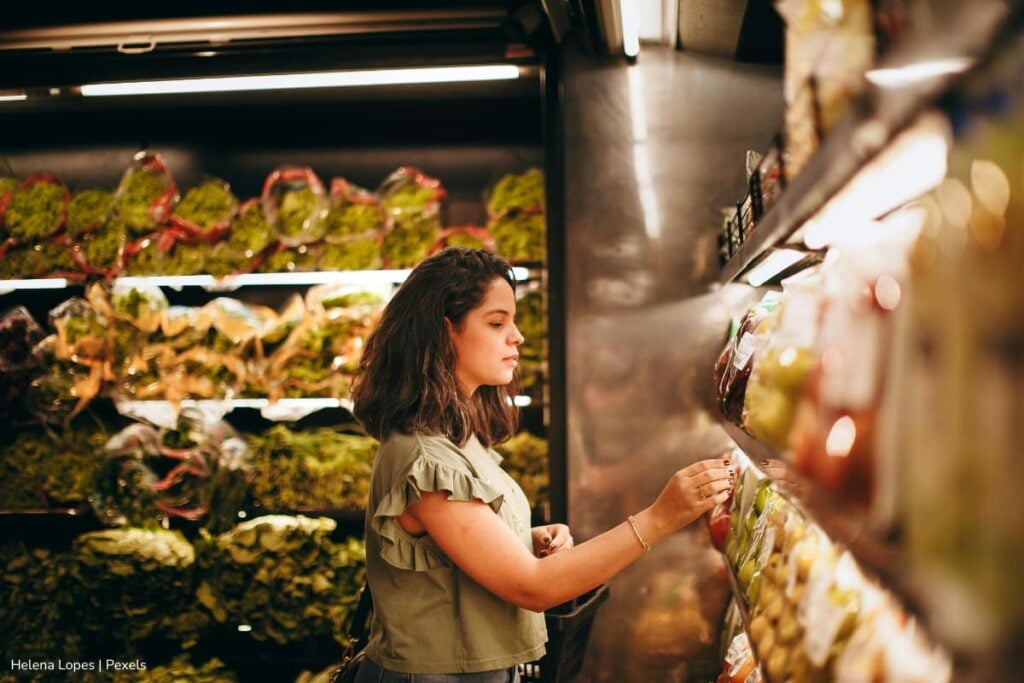 La brecha en los precios de supermercados de Bogotá: cuando comprar en zonas de estrato alto resulta más barato que en las de estrato bajo 4 precios de supermercados, Mujer comprando frutas y verduras, Más Colombia
