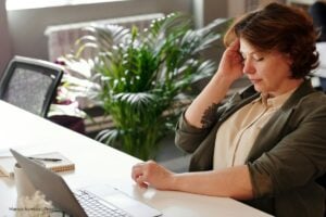 dolor de cabeza, Mujer con fuerte dolor de cabeza, Más Colombia