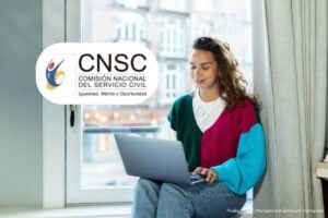 concurso CNSC 5, Mujer consultando resultados preliminares del concurso CNSC 5, Más Colombia