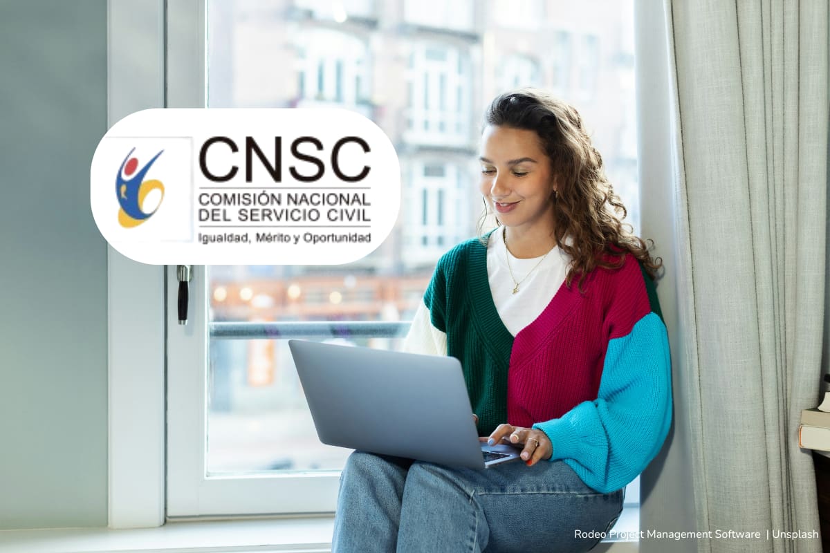 Concurso CNSC 5: Con estos pasos puede consultar los resultados preliminares publicados por la Comisión Nacional 1 concurso CNSC 5, Mujer consultando resultados preliminares del concurso CNSC 5, Más Colombia