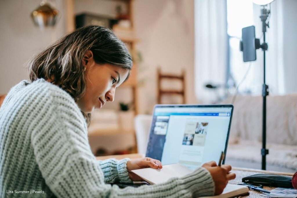 ¿Quiere hacer su práctica profesional en Bogotá? Inscríbase antes del 15 de octubre: estas son las condiciones 4 práctica profesional, Mujer joven haciendo su primer trabajo recién graduada, Más Colombia