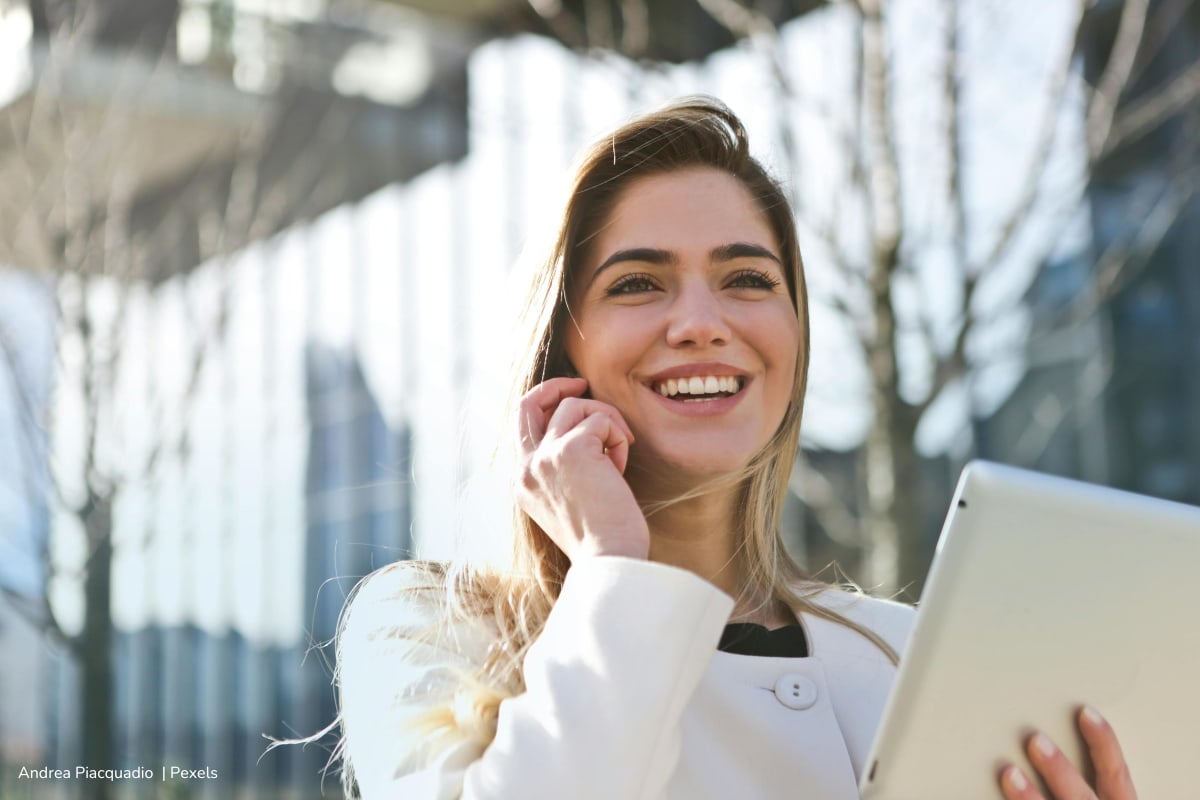 ¿Quiere hacer su práctica profesional en Bogotá? Inscríbase antes del 15 de octubre: estas son las condiciones 1 práctica profesional, Mujer joven ingresando a su primera práctica profesional, Más Colombia