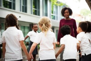 Familias de Bogotá aún tiene tiempo de realizar las matrículas para el 2026 en colegios públicos: así es el proceso de inscripción y plazos 17 matrículas para el 2026, colegios públicos, Niños en dinámica con docente, Más Colombia