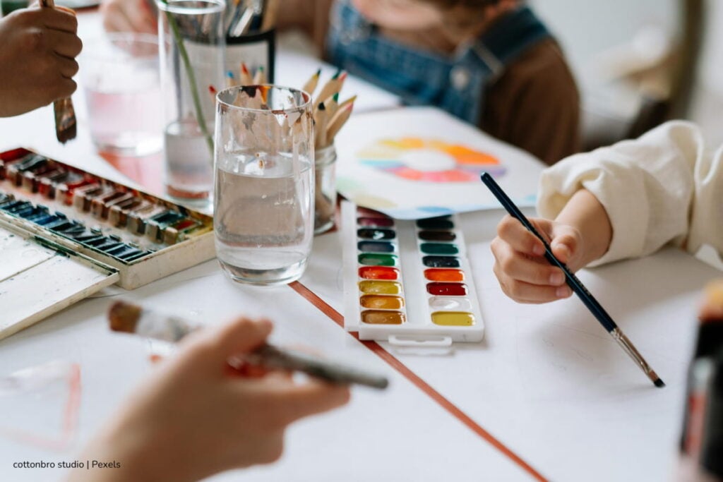 matrícula de colegios privados 2026, pensión de colegios privados 2026, Niños tomando clase de arte y pintura, Más Colombia