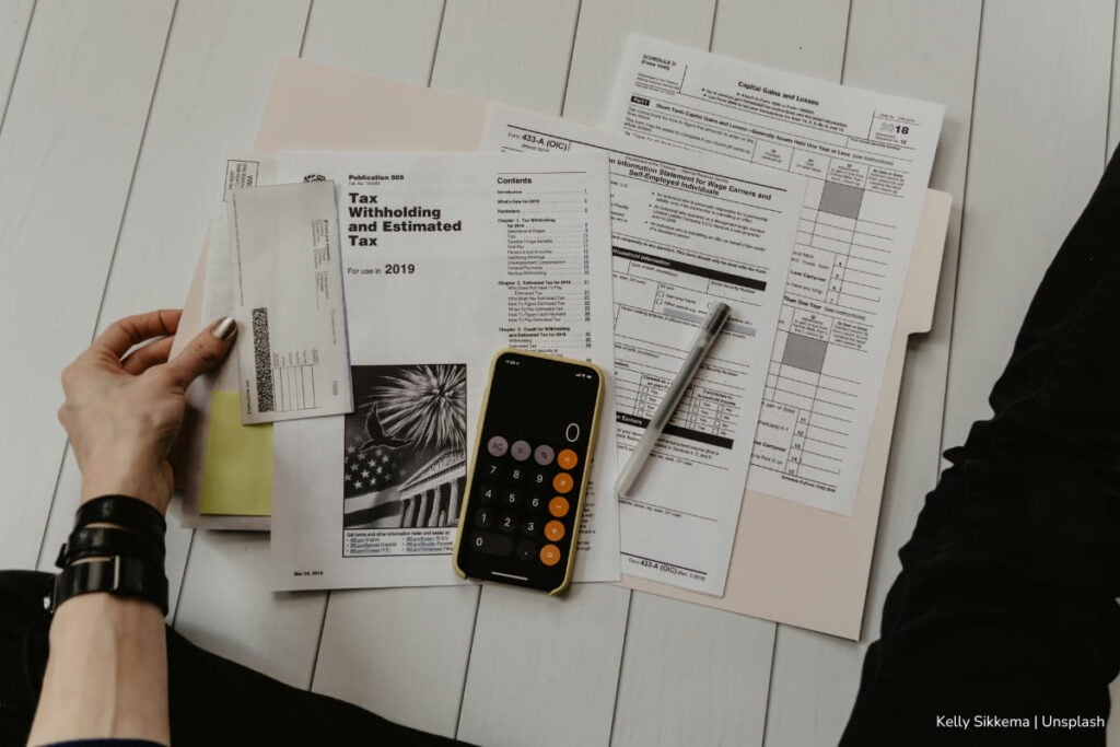 Estas son las fechas para la declaración de renta en octubre: plazos, condiciones y sanciones por incumplimiento 2 declaración de renta en octubre, Persona haciendo cuentas y realizando declaración, Más Colombia