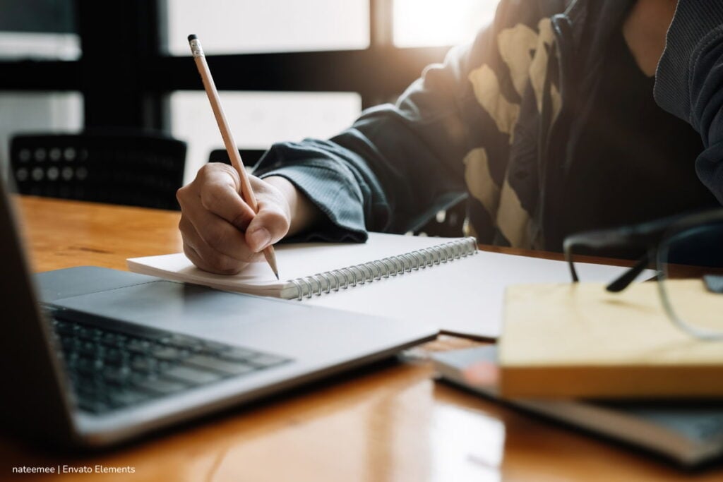 Abren convocatoria de la BibloRed para investigaciones sobre cultura escrita en Bogotá: inscripciones hasta el 22 de octubre 2 convocatoria de la BibloRed, Persona realizando su escrito para el concurso, Más Colombia