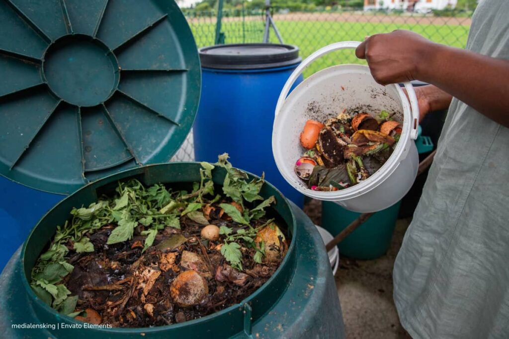 Cada año, solamente en Bogotá, se desperdicia 1,2 millones de toneladas de comida: el rostro urbano del desperdicio de alimentos 4 desperdicio de alimentos, Persona tirando residuos de comida, Más Colombia