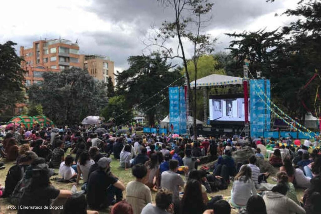 Cinemateca al Parque, Personas asistiendo a cine al aire libre, Más Colombia
