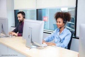 ofertas de empleo, Personas trabajando en atención al cliente, Más Colombia