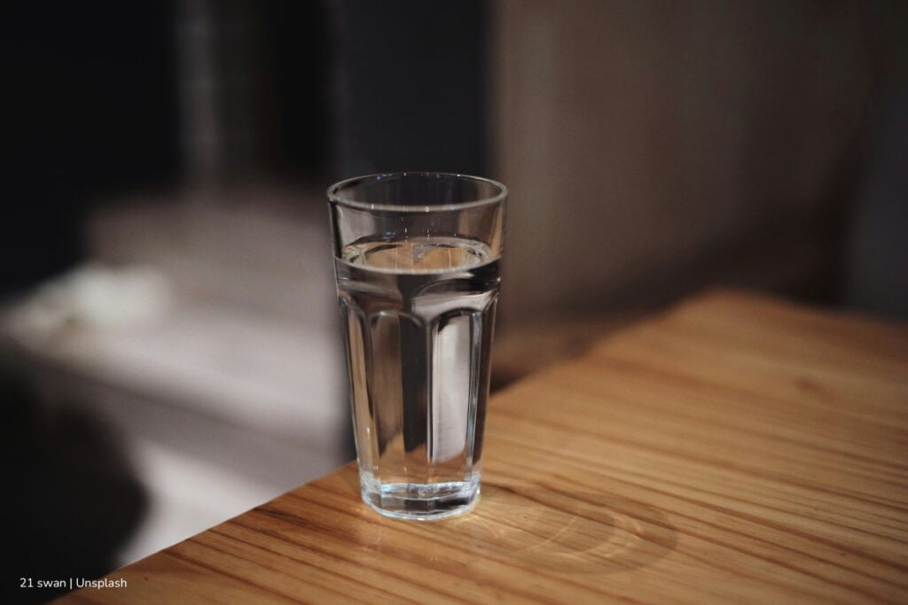 La contaminación por microplásticos es cada vez mayor: hasta 121.000 partículas ingresan al cuerpo humano cada año 4 contaminación por microplásticos, microplásticos en el agua, Más Colombia