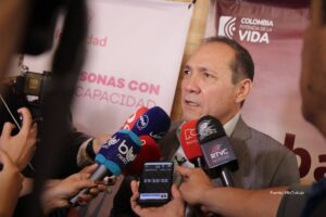 dotación laboral. Funcionario ofrece declaraciones a varios medios de comunicación mientras sostiene una rueda de prensa, rodeado de micrófonos de diferentes cadenas.