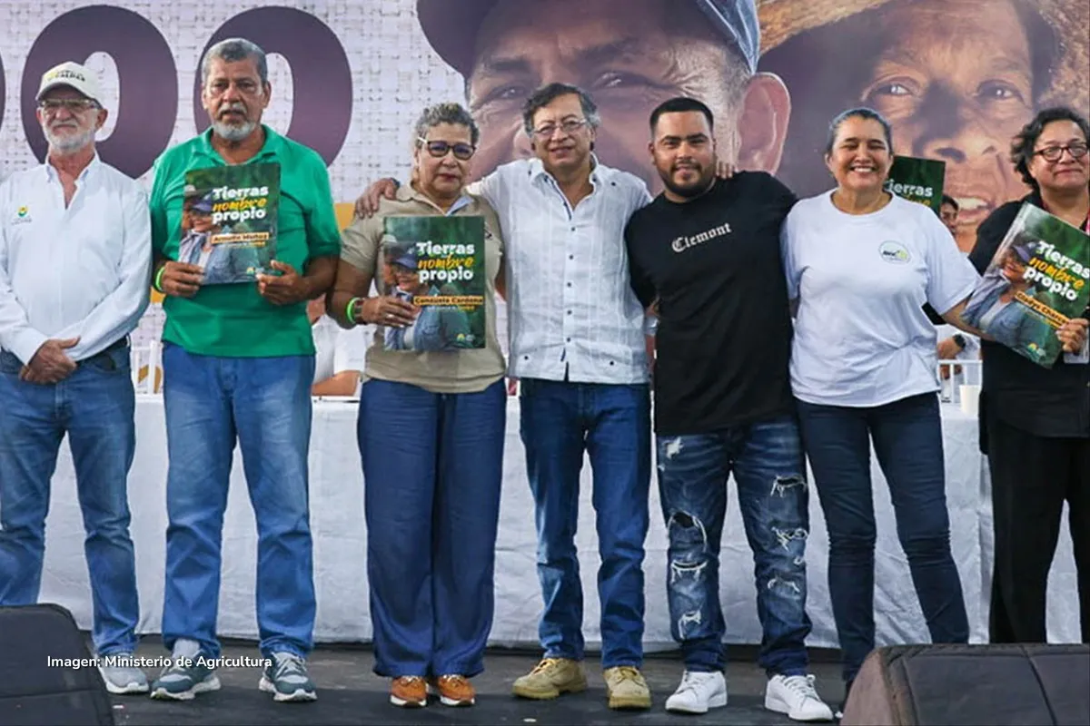 entrega de tierras en Colombia