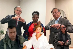 Corrupción de gobierno Petro. Varias personas posan juntas haciendo símbolos con las manos, mientras otras figuras han sido añadidas digitalmente en primer plano.