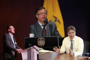 Salario mínimo 2026. Composición fotográfica que combina imágenes de tres personas en escenarios institucionales diferentes, incluyendo un podio con bandera nacional.