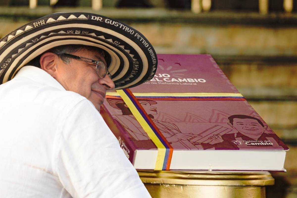 Prima de diciembre: aprendices del SENA deberán recibirla con la reforma laboral y muchos no saben que ya aplica 1 PC: prima de diciembre, contrato de aprendizaje del SENA, reforma laboral El contrato de aprendizaje del SENA cambió con la reforma laboral que ya aplica y obliga a pagar prima de diciembre y el resto de prestaciones sociales.