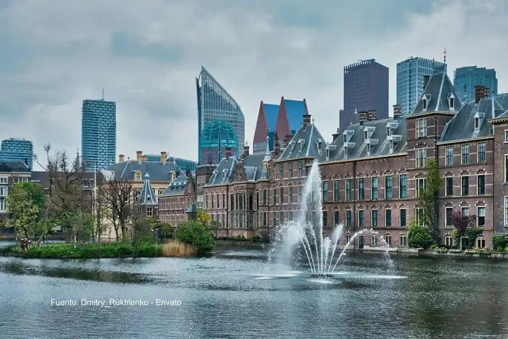 Intervención Nexperia: por qué Países Bajos tomó el control de la empresa china de chips 3 Vista panorámica del complejo gubernamental Binnenhof con fuentes y edificios modernos al fondo en La Haya, Países Bajos