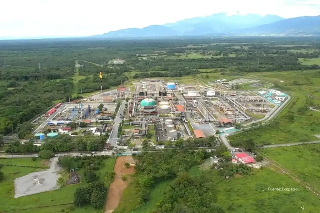 Vista aérea de una refinería y complejo industrial de Ecopetrol rodeado de zonas verdes y montañas al fondo. Crisis Ecopetrol 2025