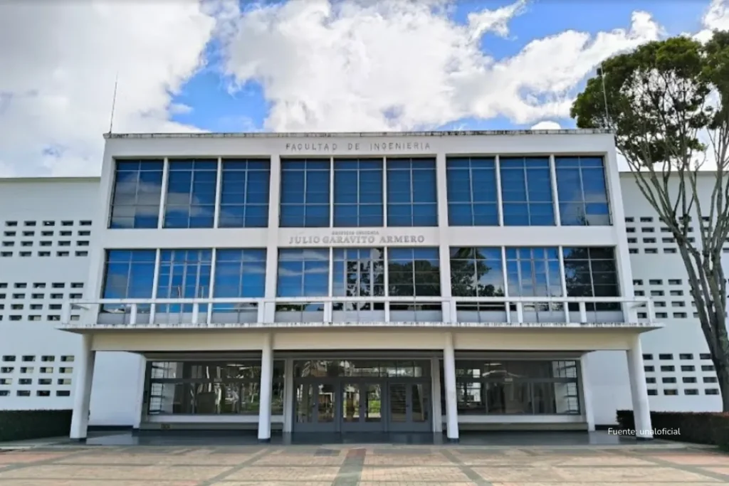 Fachada del edificio Julio Garavito Armero de la Facultad de Ingeniería de la Universidad Nacional de Colombia, en un día soleado.