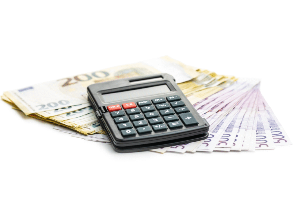 Calculadora sobre un fajo de billetes, representando análisis financiero, manejo del dinero y decisiones económicas. Aumento salarial docentes 2026