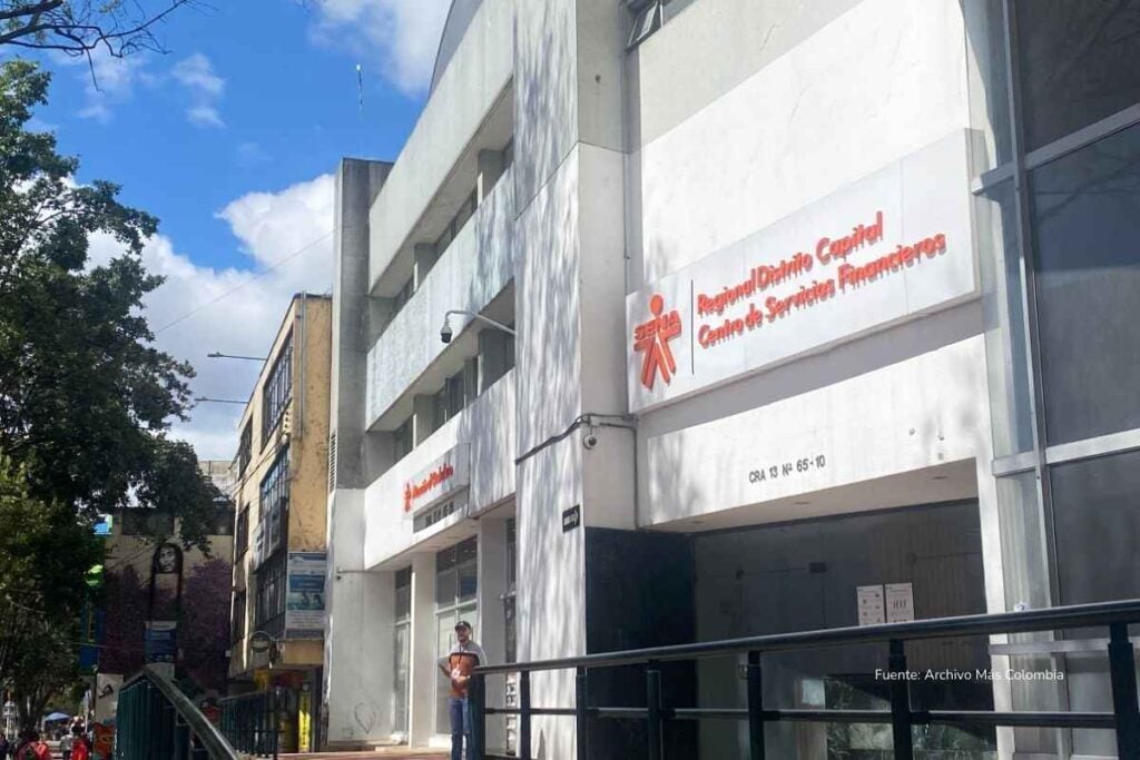 Pilas: esto cuesta inscribirse al concurso DIAN 2676 y el error que puede dejarlo por fuera 2 Edificio del SENA en Bogotá, sede del Centro de Servicios Financieros, visto desde la calle en un día soleado.