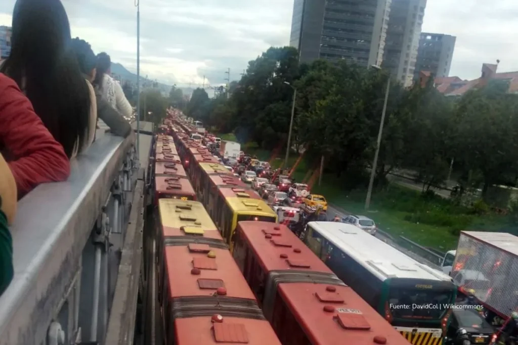 ¡Pasaje de TransMilenio subiría $250 en 2026! Galán pondrá a caminar a los bogotanos 2 Fila extensa de buses articulados de TransMilenio y vehículos particulares atrapados en un embotellamiento en una vía de Bogotá.