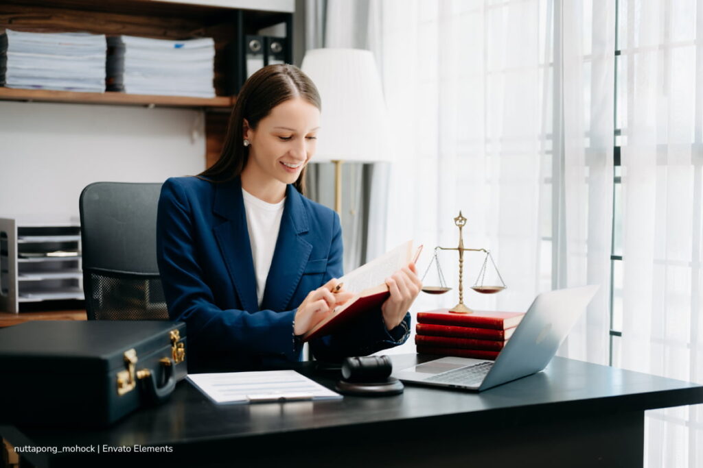 concurso de la Rama Judicial, concurso de méritos, Abogada trabajando y revisando documentos, Más Colombia