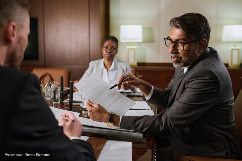 concurso de la Rama Judicial, concurso de méritos, Abogado platicando sobre algún caso, Más Colombia