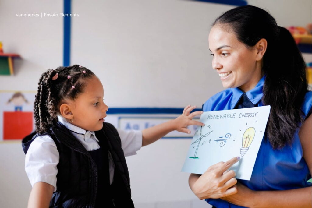 Docente con estudiante