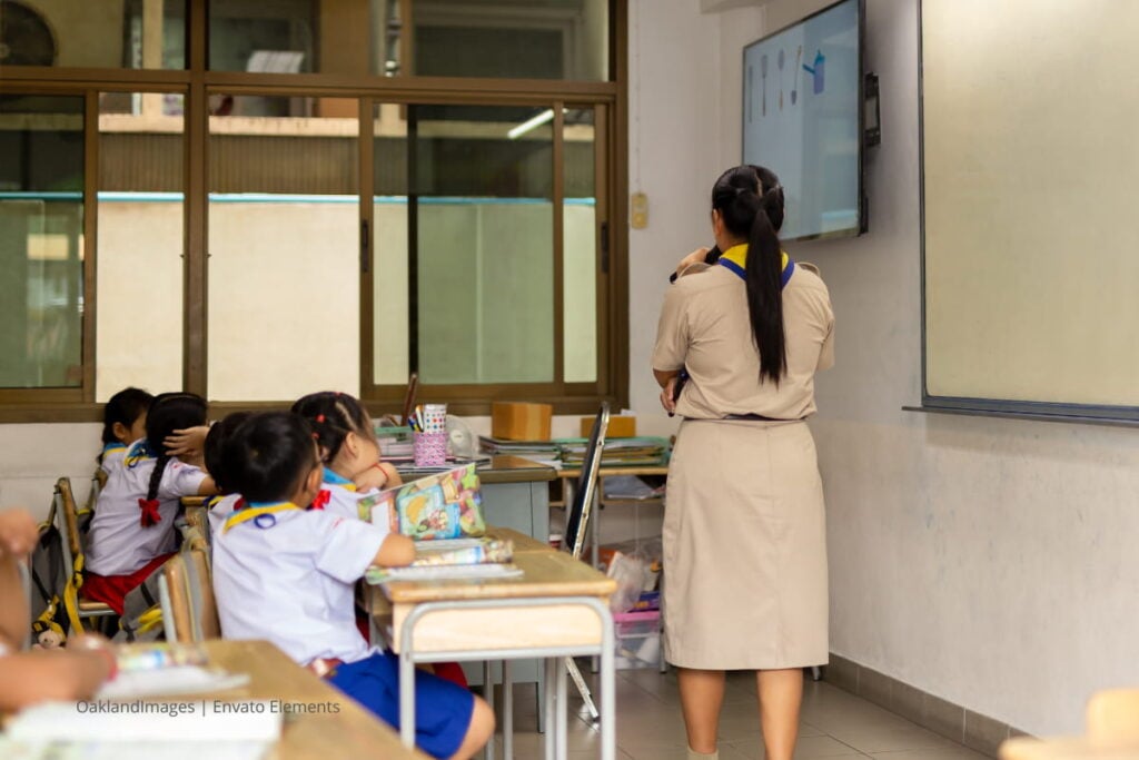 Docente de niños pequeños en clase