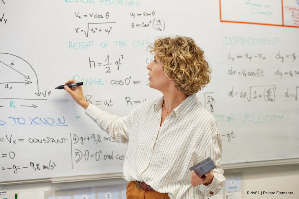 prima de mitad de año, docentes pensionados, Fomag, Docente pensionada explicando una clase, Más Colombia