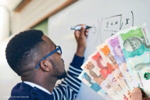 pagos de fin de año, Docente recibiendo bonificación, Más Colombia