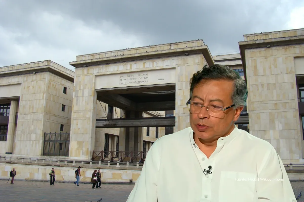 El presidente Gustavo Petro frente al Palacio de Justicia en Bogotá bajo un cielo nublado. bonificación judicial 2025