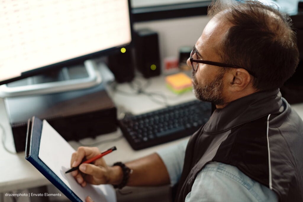 Hasta el 14 de noviembre puede inscribirse al curso virtual de la CNSC que enseña cómo identificar el empleo adecuado en el sector público 3 curso virtual de la CNSC, Escuela Virtual de la CNSC, Hombre que quiere participar en la Escuela Virtual de la CNSC para empleo público, Más Colombia