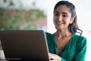 ofertas de empleo, Mujer buscando ofertas de empleo, Más Colombia