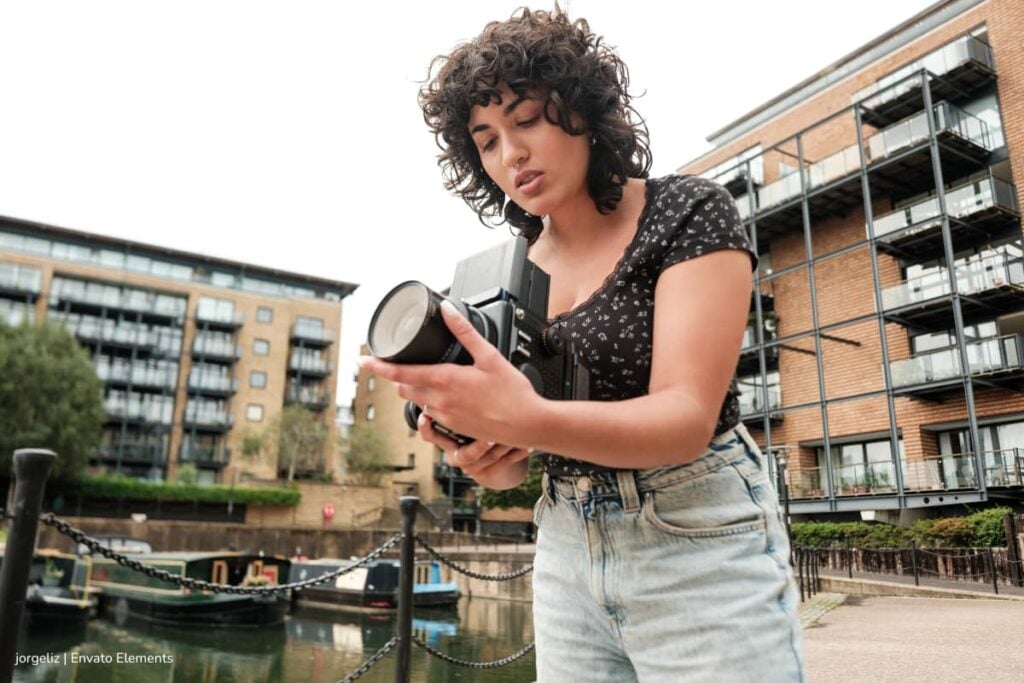 Lanzan convocatoria para una pasantía sobre periodismo enfocada en jóvenes que buscan trabajar temas ambientales 2 pasantía sobre periodismo, Mujer joven haciendo reportaje ambiental, Más Colombia
