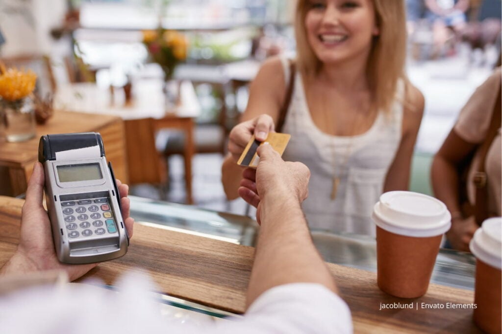 Mujer paga con tarjeta de débito