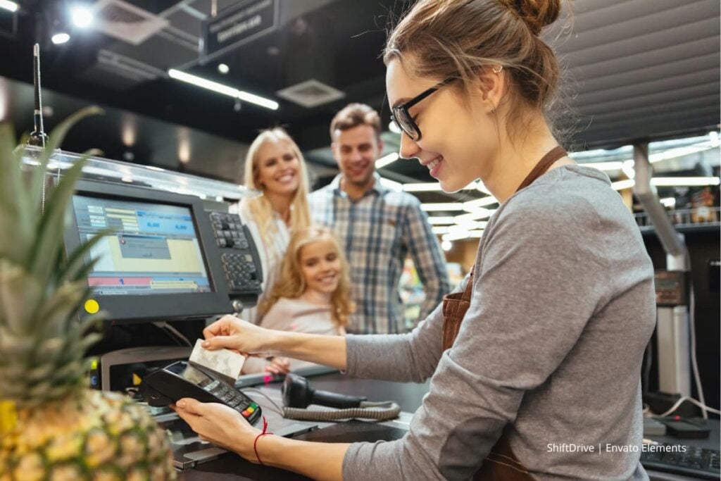 Mujer pagando con tarjeta débito