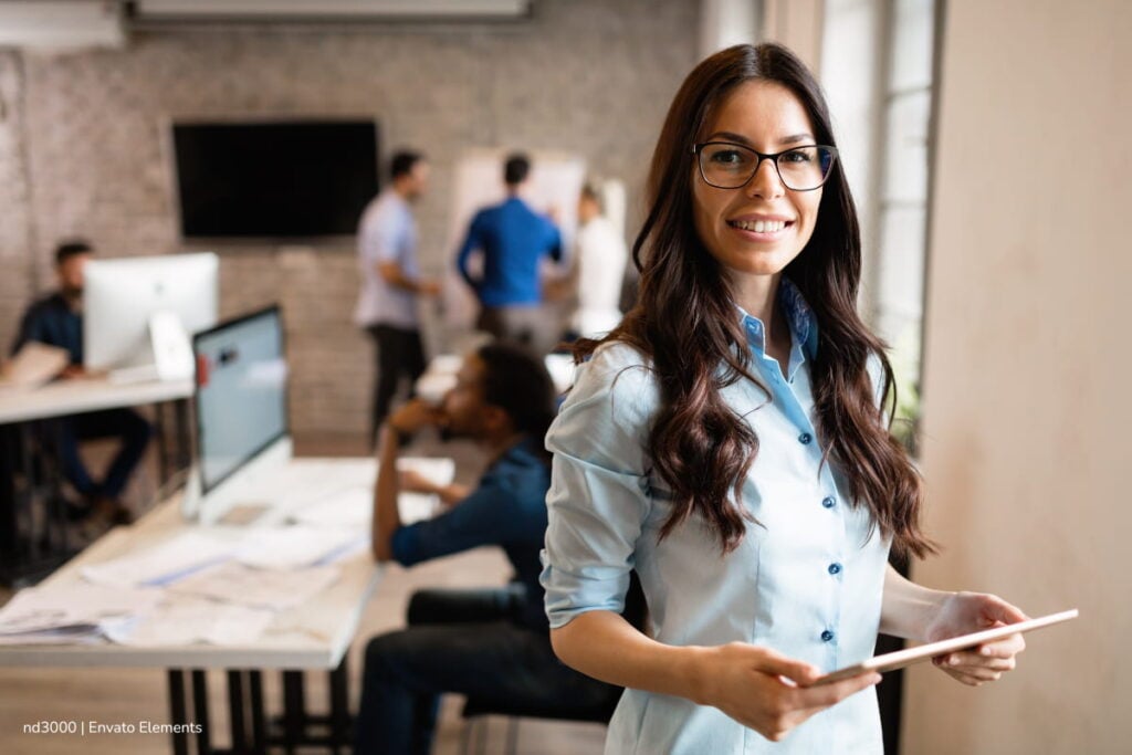 Hasta el 14 de noviembre puede inscribirse al curso virtual de la CNSC que enseña cómo identificar el empleo adecuado en el sector público 4 curso virtual de la CNSC, Escuela Virtual de la CNSC, Mujer participando en la escuela Virtual de la CNSC, Más Colombia