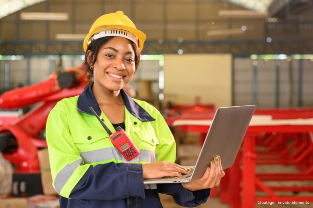 Hasta el 14 de noviembre puede inscribirse al curso virtual de la CNSC que enseña cómo identificar el empleo adecuado en el sector público 2 curso virtual de la CNSC, Escuela Virtual de la CNSC, Mujer que tiene un puesto en el sector público, Más Colombia