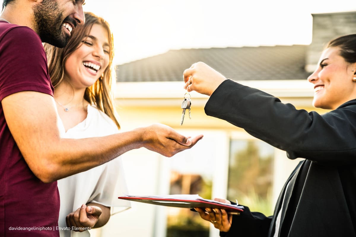 alquilar una vivienda, Pareja feliz de alquilar una vivienda, Más Colombia