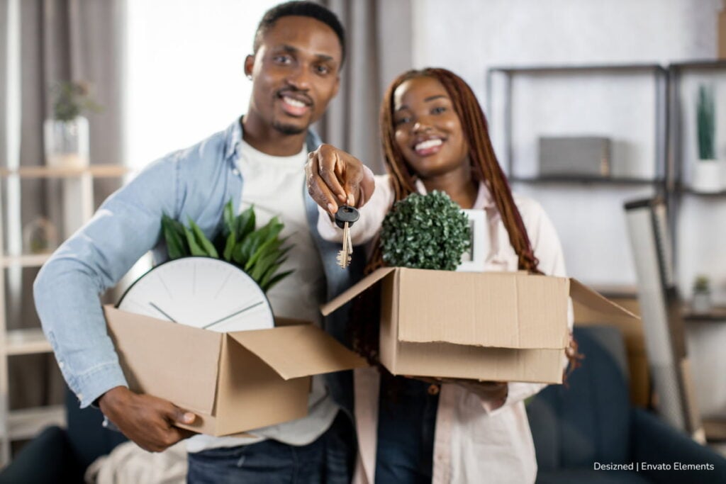 alquilar una vivienda, Pareja llegando a vivienda alquilada, Más Colombia