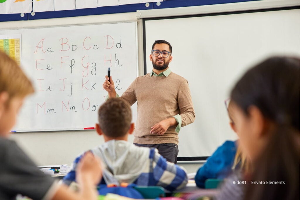 Profesor de colegio les explica a varios niños
