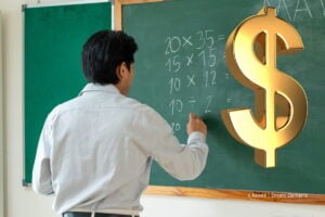 Profesor esperando la prima de vacaciones docentes 2025