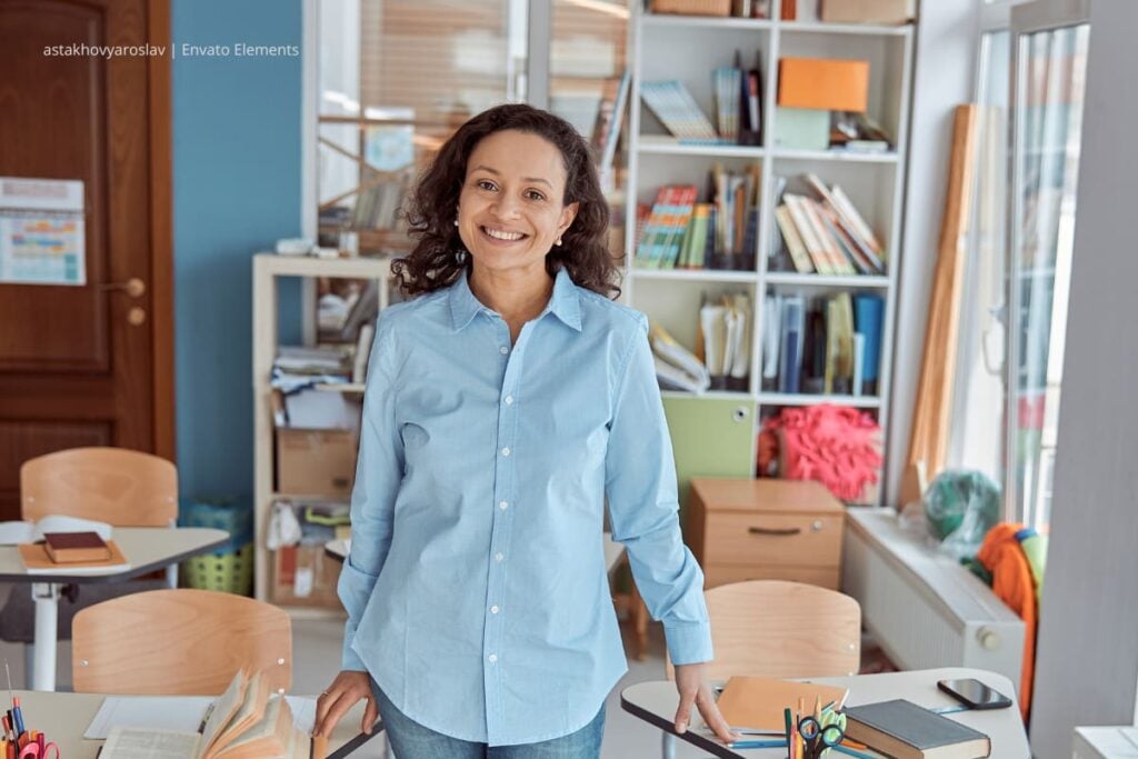 Profesora de colegio feliz