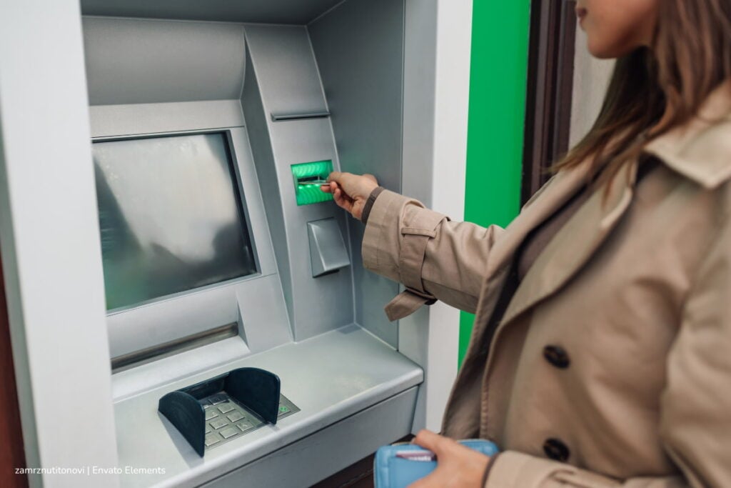 Calendario de pagos de fin de año para los docentes del magisterio: esto recibirán en noviembre y diciembre 2 pagos de fin de año, profesora retirando dinero de bonificación, Más Colombia