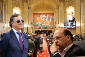 Deuda externa Colombia. Gustavo Petro sonriendo y Carlos Carrillo pensativo en el recinto del Congreso de la República.